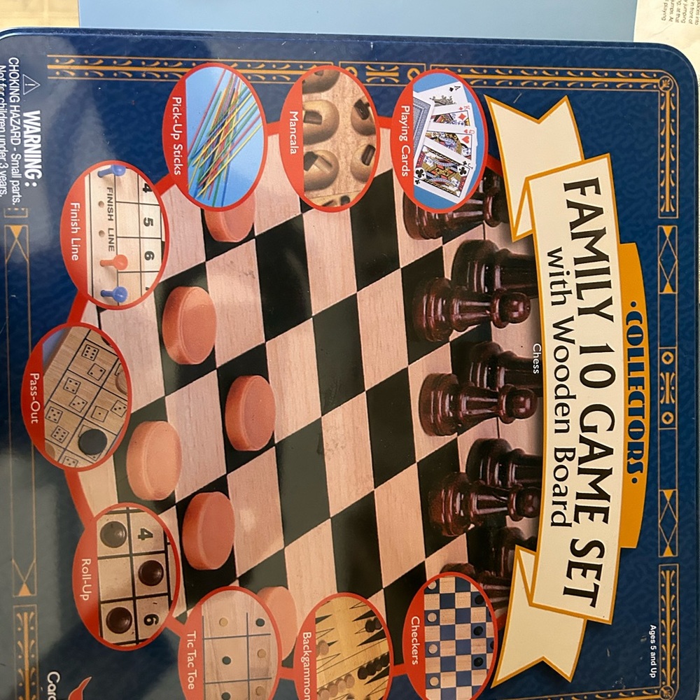 Cardinal Collectors Family 10 Game Set with wooden board